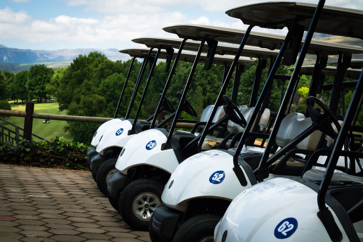 Golf carts on a course, illustrative image for a GPS golf speaker guide